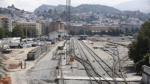Se han levantado en la estación de Granada algunas de las vías antiguas y han llegado las traviesas.