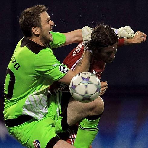 Ivan Kelava sale con todo para evitar que Sergio Ramos remate en el Dinamo de Zagreb-Madrid de 2011.