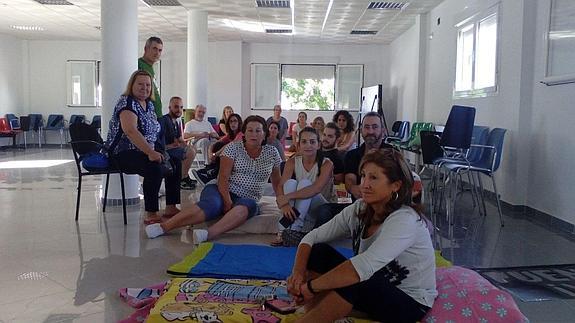 Cerca de cuatrocientos vecinos se concentraron además pidiendo el arreglo del puente.