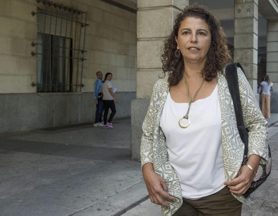 María José Asensio, exdirectora general de Minas de la Junta, ante los juzgados sevillanos