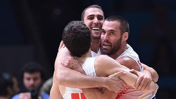 Aguilar, en el centro, celebra el Eurobasket.
