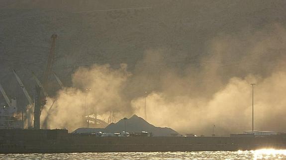 Polvareda captada por un fotógrafo durante una descarga de graneles en el Puerto de Almería