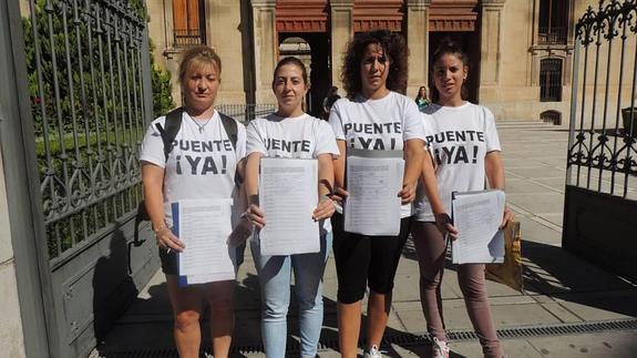 Varias mujeres de la plataforma vecinal recogieron ayer firmas a la puerta de Diputación. 