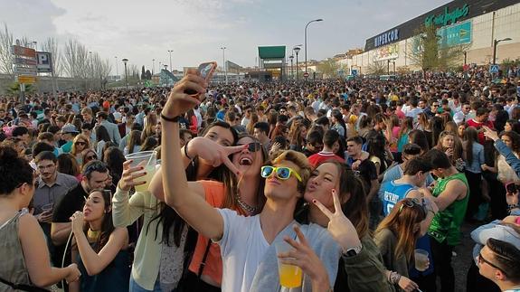 Unos jóvenes se hacen un selfi en el botellódromo. 