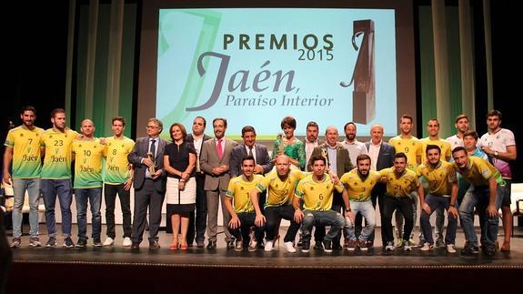 Foto de familia de los premiados con las autoridades, con el Jaén Paraíso Interior FS al completo.