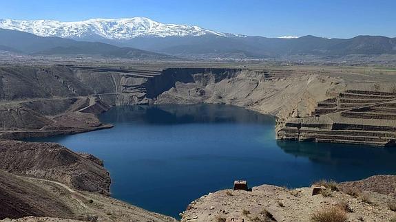 Imagen del embalse de agua existente en la explotación minera de Alquife.