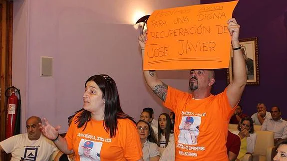 Raquel Fajardo con familiares y simpatizantes durante su intervención en mitad del pleno.