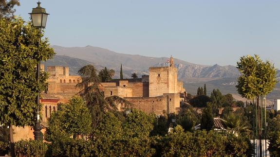 Vista poco habitual de la Alhambra en una puesta de sol captada desde el Huerto del Carlos. 