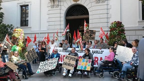 Trabajadores y residentes de la Huerta del Rasillo se concentraron ayer en la plaza del Carmen.