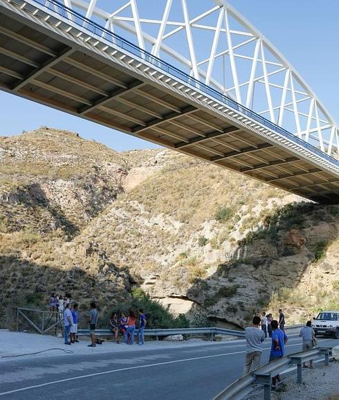 Imagen del puente de Tablate, horas después de ocurrir el accidente mortal.