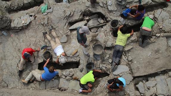 Los voluntarios universitarios trabajan en las excavaciones en Lanteira. 