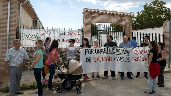 Los habitantes de la localidad han pedido a la Delegación de Educación que no reduzcan el profesorado del colegio público  