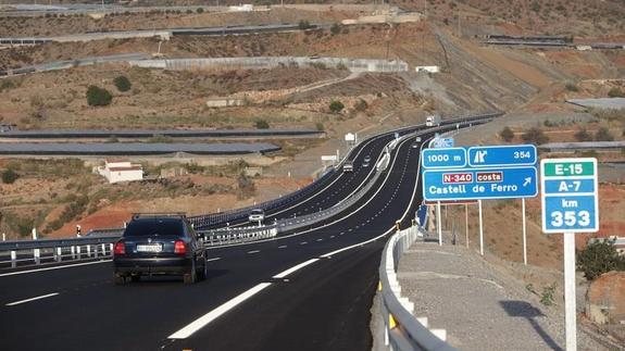 Varios vehículos circulan esta tarde cerca de la salida de Castell de Ferro 