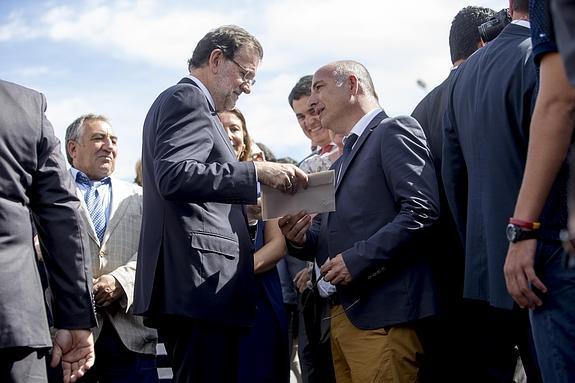 Sergio García Alabarce entrega a Mariano Rajoy un sobre con la petición de las tuberías.