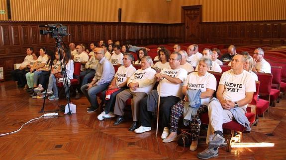 Protesta de los vecinos en el salón de plenos de Diputación. 