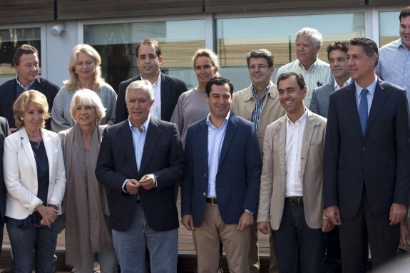 Esperanza Aguirre, Teófila Martínez, Javier Arenas, Juanma Moreno y otros dirigentes del PP ayer en Cádiz