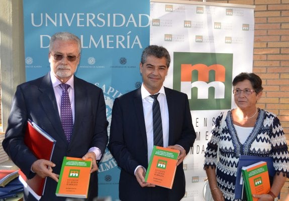 El Defensor del Pueblo Andaluz, Jesús Maetzu, el rector Carmelo Rodríguez y Francisca Pimentel.