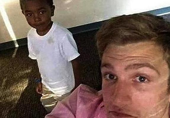 Despedido por burlarse en Facebook del hijo negro de su compañera de trabajo