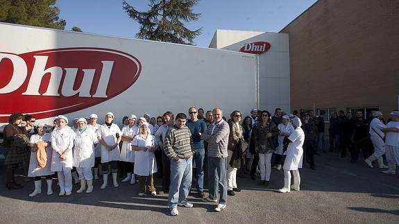 Trabajadores de Dhul, a las puertas de la fábrica durante una protesta. :