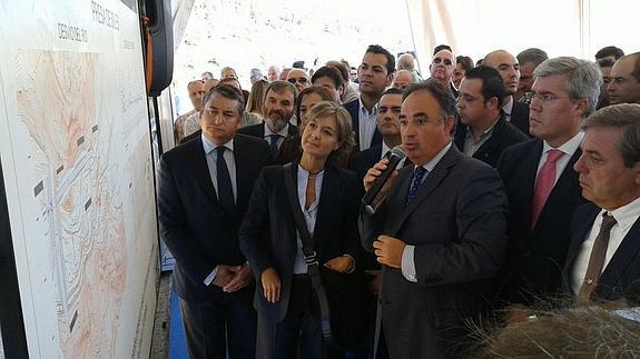 La ministra de Agricultura, durante la inauguración de la presa. 