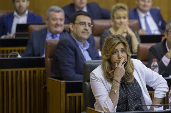 Susana Díaz escucha la intervención de Juanma Moreno, líder del PP andaluz.