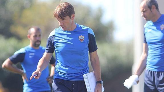 Joan Carrillo pone insistencia mientras dialoga con sus jugadores durante la sesión de entrenamiento celebrada ayer en el anexo del Juegos Mediterráneos.  