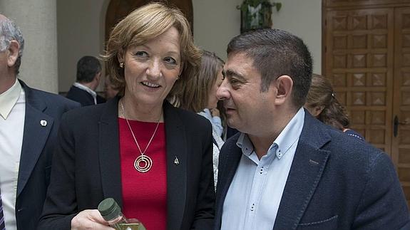 La consejera de Agricultura, Pesca y Desarrollo Rural, Carmen Ortiz, junto al presidente de la Diputación de Jaén, Francisco Reyes.