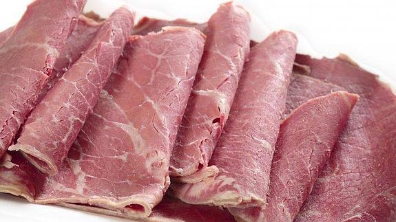 Los 10 alimentos con carne más comunes que la OMS califica de cancerígenos