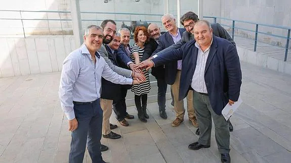 Raimundo Pérez, Melesio Peña, Vito Epíscopo, Enrique Delgado, Marta Vico, Miguel Moreno, Leandro García, Luis Aribayos y Antonio Naranjo, en la sede de la CGE. 