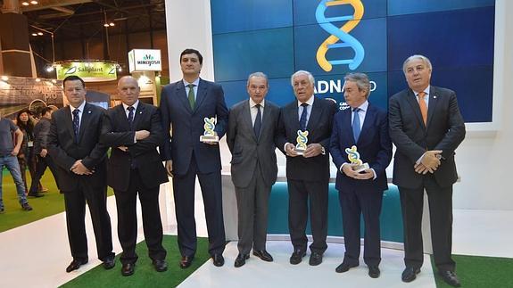 Directivos de Cajamar con los premiados ayer en el estand de Fruit Attraction. 