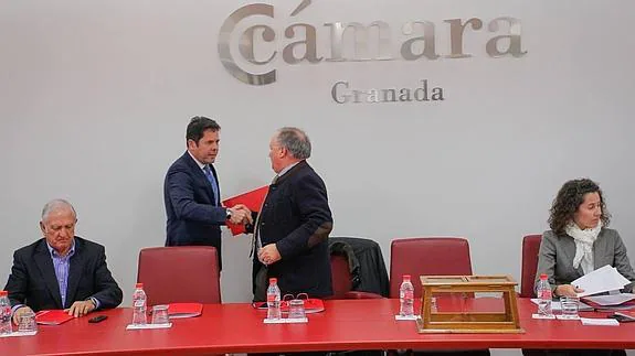 Gerardo Cuerva saluda Gregorio García en un pleno. 