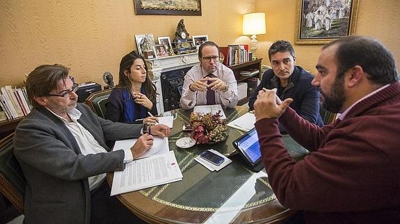 Los cinco grupos municipales mantuvieron ayer otra reunión para abordar las ordenanzas fiscales 