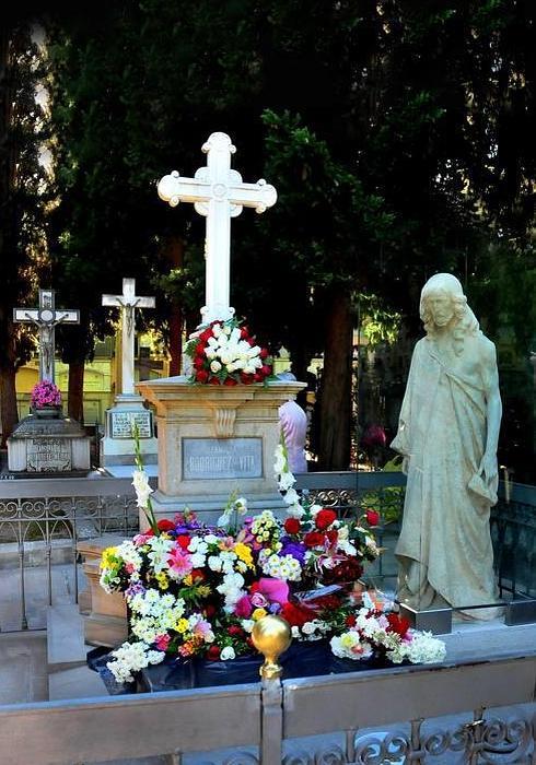 El Cristo del Cementerio, en la tumba del médico Manuel Rodríguez Torres, está rodeado durante todo el año por numerosos ramos de flores.