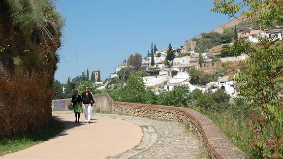 Tres personas caminan por el paseo del Avellano, cuyo recorrido tendrá continuidad hacia la presa real de la Alhambra con el proyecto de la confederación. 