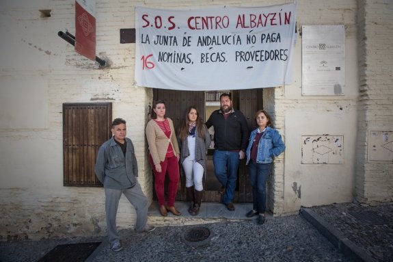 Parte del equipo de trabajadores que están a la espera de una solución por parte de la Junta