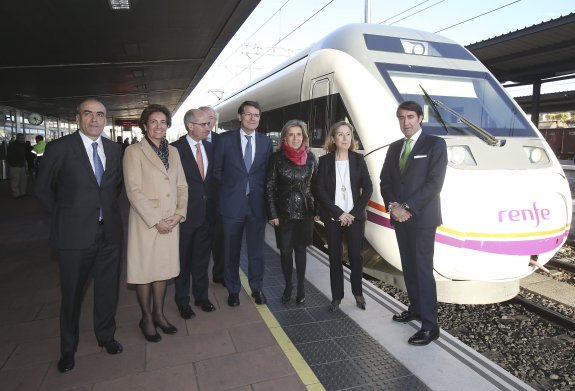 Ana Pastor (segunda por la derecha) supervisa junto a otros representantes políticos de Salamanca las pruebas de los trenes por la línea recién electrificada de la provincia charra.