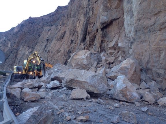 Grandes rocas se desprendieron de madrugada en El Cañarete y la vía seguirá cerrada al tráfico a lo largo de esta mañana.