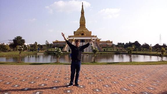 Pablo ejerce de profesor de español como lengua extranjera en una escuela secundaria de Tailandia.