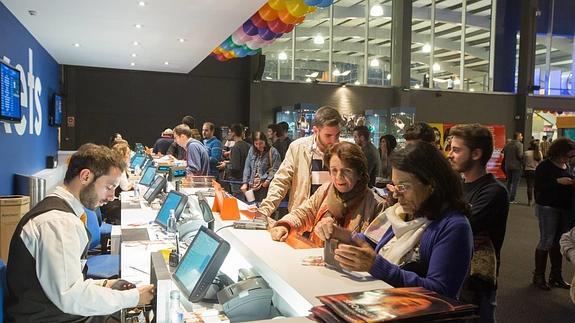 Espectadores compran sus entradas a 2,90 euros ayer en los cines Kinepolis de Granada capital.