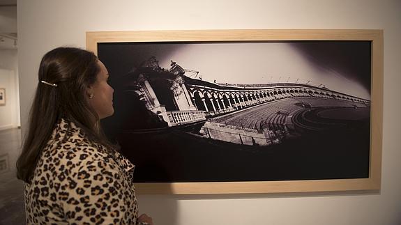 Una mujer contempla una de las obras expuestas