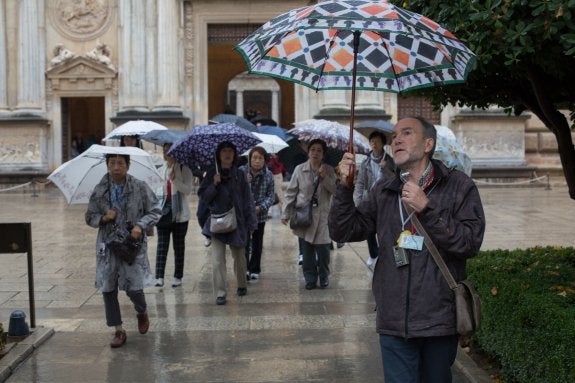 El historiador Juan Antonio Vilar acompaña a un grupo de japoneses por el recinto de la Alhambra.