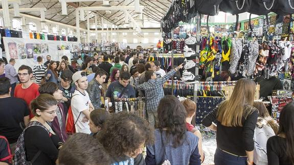 Cientos de jóvenes pasaron por el pabellón de la Feria de Muestras de Armilla. 