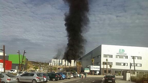 La nave incendiada tras la explosión en el PITA. 