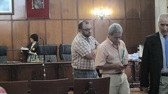 El exalcalde de Huesa, Francisco Javier Gómez Sevilla, abandona la Audiencia tras la suspensión del juicio en 2014