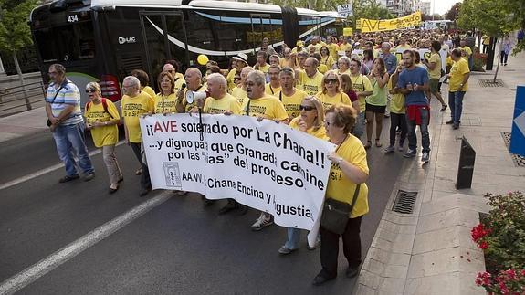 Vecinos de La Chana protestan para pedir que el AVE entre a Granada soterrado en junio.