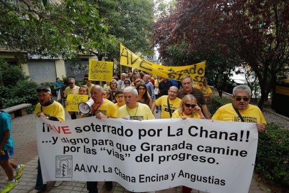 Una de las protestas protagonizadas por los vecinos de la Chana para pedir el soterramiento.