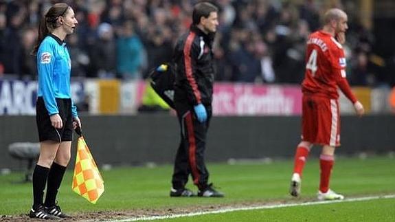 Juez de línea, durante un partido de la Premier League.