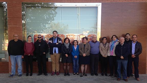 Representantes y trabajadores del PSOE de Granada se concentran en repulsa por los atentados de París