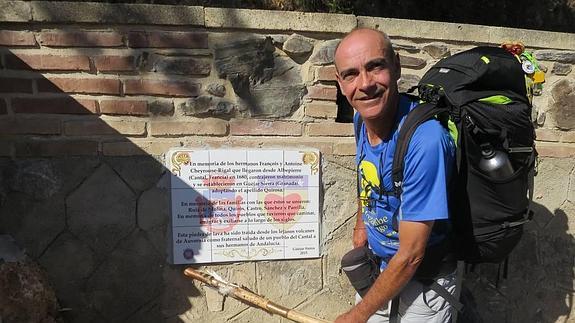 Michel Cerdan, con el texto sobre la piedra colocada en Güéjar. 