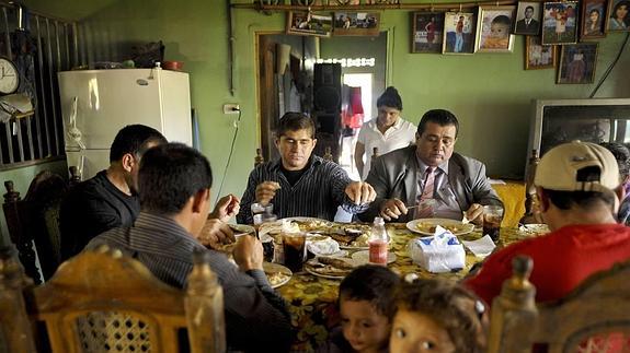Salvador Alvarenga, en el centro, almuerza con la familia en su casa de Garita Palmera (El Salvador) veinte días después de llegar a tierra firme. 